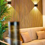 10floor Private Parking Como